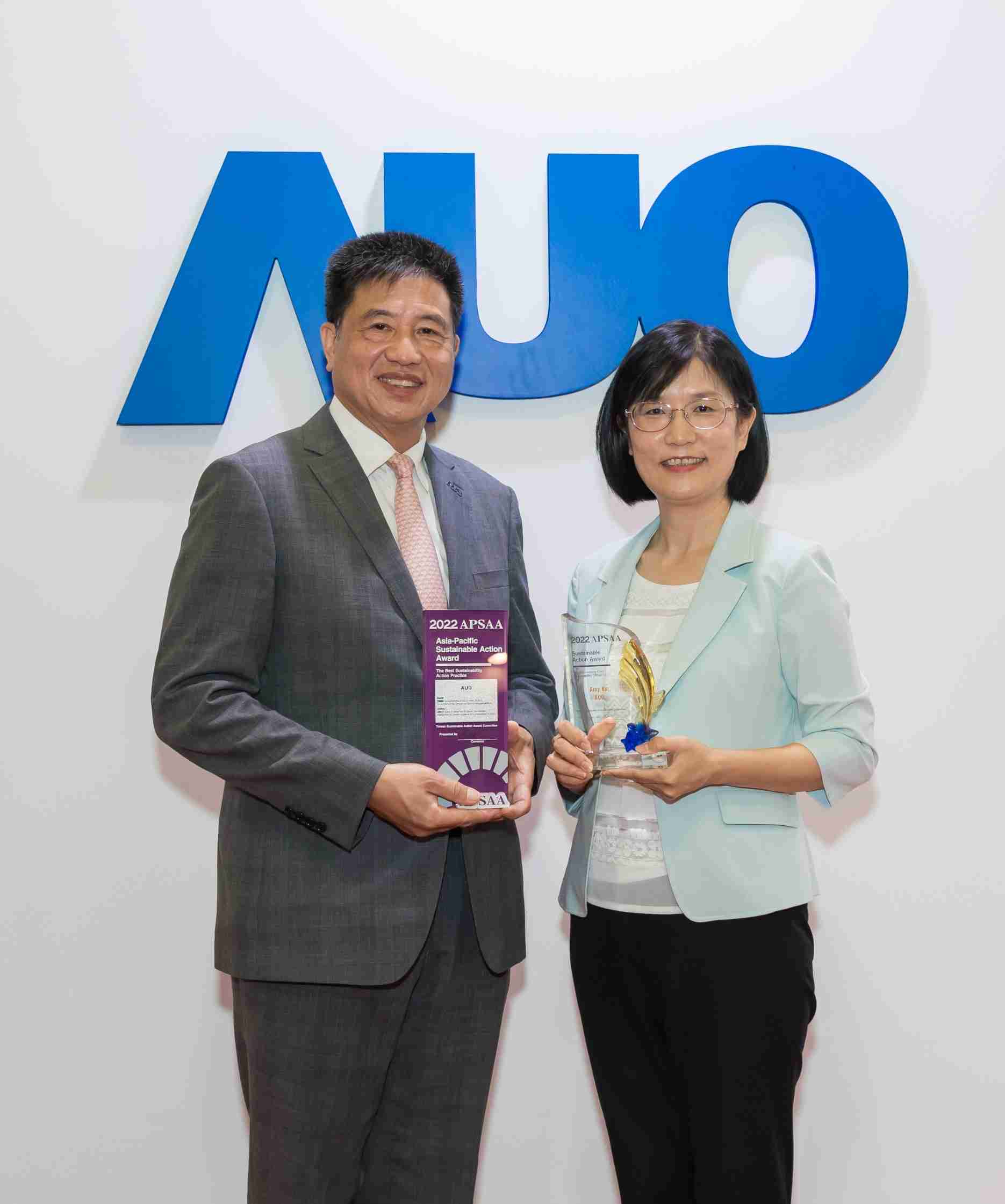 巨星国际长期垫筑永续远景的基石，，，透过ESG暨气候委员会逐步实践永续策略蓝图。。。。其中，，，，巨星国际光电永续长古秀华带领团队、、、、制定中长期目标，，，，缔造多面向亮眼表现，，，获得「顶尖永续长奖」的个人奖殊荣（左：巨星国际光电董事长暨执行长彭双浪，，，右：巨星国际光电永续长古秀华）