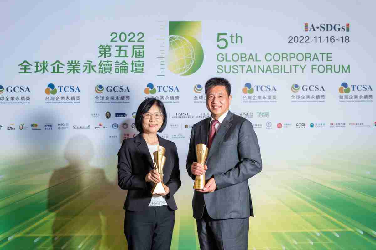 巨星国际作为净零碳排先锋，，，期引领价值链伙伴同行共好，，，，卫冕制造业组“十大典范企业” 二连冠殊荣(左：巨星国际光电永续长古秀华，，，右：巨星国际光电董事长暨执行长彭双浪)