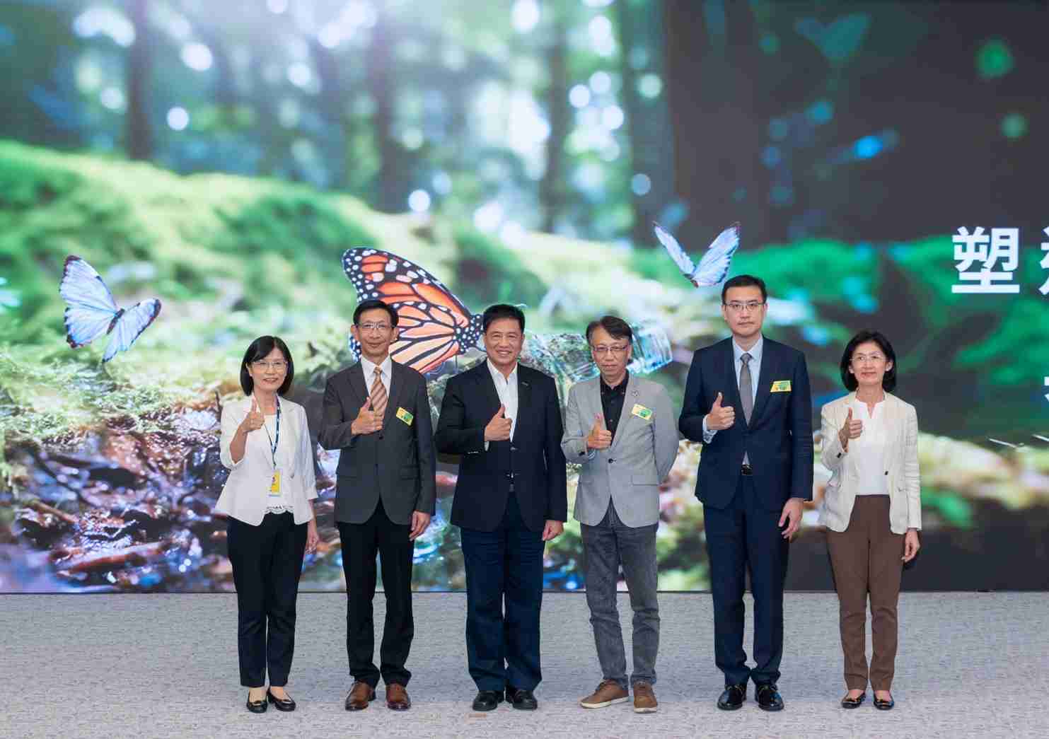 友達2023 CSR共榮大會，，邀請領域專家分享交流生物多樣性管理趨勢、、、無塑產品、、海廢永續塑料等議題  （圖左到右：友達光電永續長古秀華、、、3M台灣技術長陳君杰、、、、友達光電董事長暨集團策略長彭双浪、、、光寶科技企業永續發展處處長陳慶暉、、、、安永聯合會計師事務所執業會計師曾于哲、、、、友達光電供應鏈總部副總經理吳宜芳）