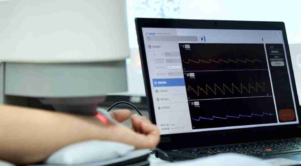 巨星国际耘康以高解析与拟真的显示技术，，将其应用于中医检测，，，提供“中医数位化检测方案”，，，使传统中医检测结果数据化与可视化