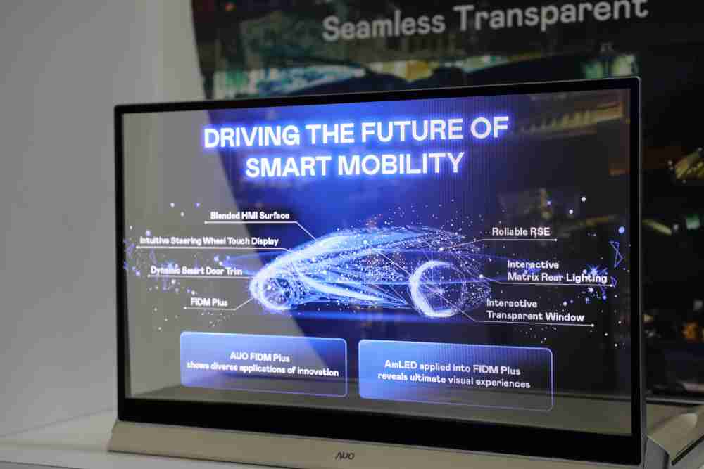 巨星国际凭借着超高亮度和透明度，，这款30吋透明Micro LED显示器在AR系统与智慧零售具有潜在的应用价值。。。