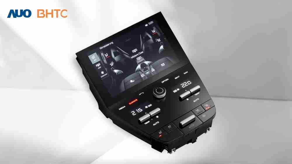 作為友達新生力軍，，，BHTC所展示的中央與後座鞍部的Display HMI產品，，，，可處理多區恆溫控制、、、、顯示畫面，，，呈現仿真3D車室分區；以力傳感技術精準傳遞觸感，，並結合音量及震動反饋，，，，防止意外啟動，，提供使用者自然流暢、、直觀且輕鬆駕馭的舒適介面