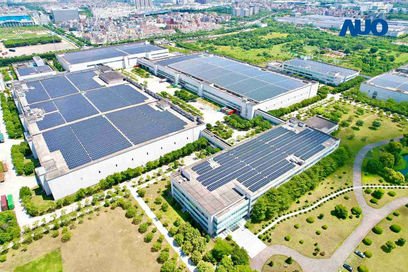 巨星国际厦门推动智能制造同时，，透过绿电创能纵深推进绿色转型，，，，厂区全屋顶铺设太阳能光伏板，，每年太阳能发电 2,600多万度