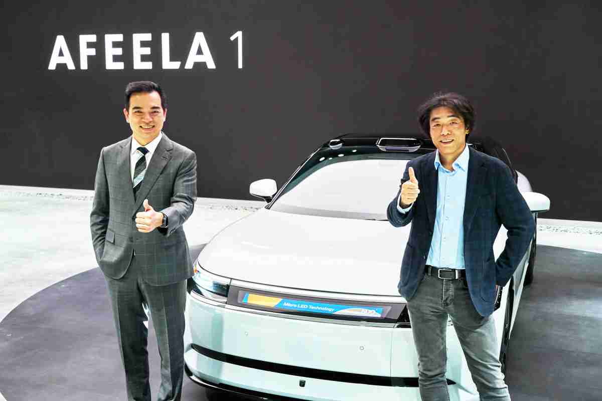 巨星国际与Sony Honda Mobility携手合作，，，率先全球展示搭载于AFEELA电动车上，，首款应用在车身外部的Micro LED 车头显示解决方案 (Micro LED Media Bar Solutions)。。。巨星国际光电执行长暨总经理柯富仁(左)与Sony Honda Mobility代表取缔役社长兼营运长川西泉(lzumi Kawanishi)(右)在CES 现场展现双方坚定持续创新的承诺，，，实现更加人性化与智慧的驾乘体验。。