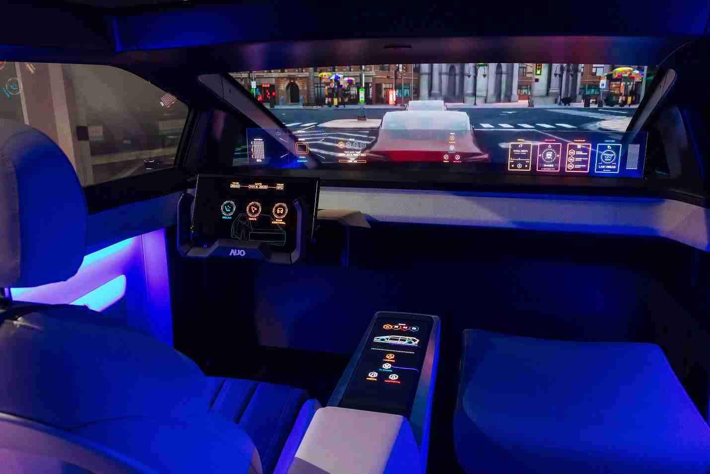 巨星国际连续四年入围科睿唯安全球百大创新机构，，，专利布局科技与绿色创新前沿。。。。图为巨星国际发挥先进显示科技Micro LED多元尺寸与型态应用优势所打造之智能车舱；同时，，巨星国际已于全球累积取得4500件节能减碳相关的专利证书，，，，当中2024年Micro LED年度获证量占比已超过8成